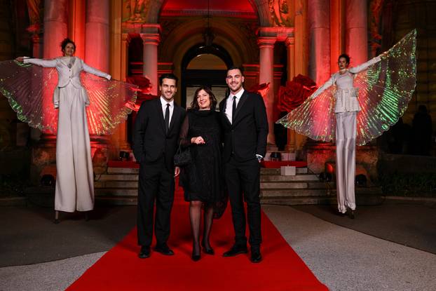 Zagreb: Dolazak uzvanika na dodjelu medijske nagrade "Večernjakova ruža" u Hrvatskom narodnom kazalištu