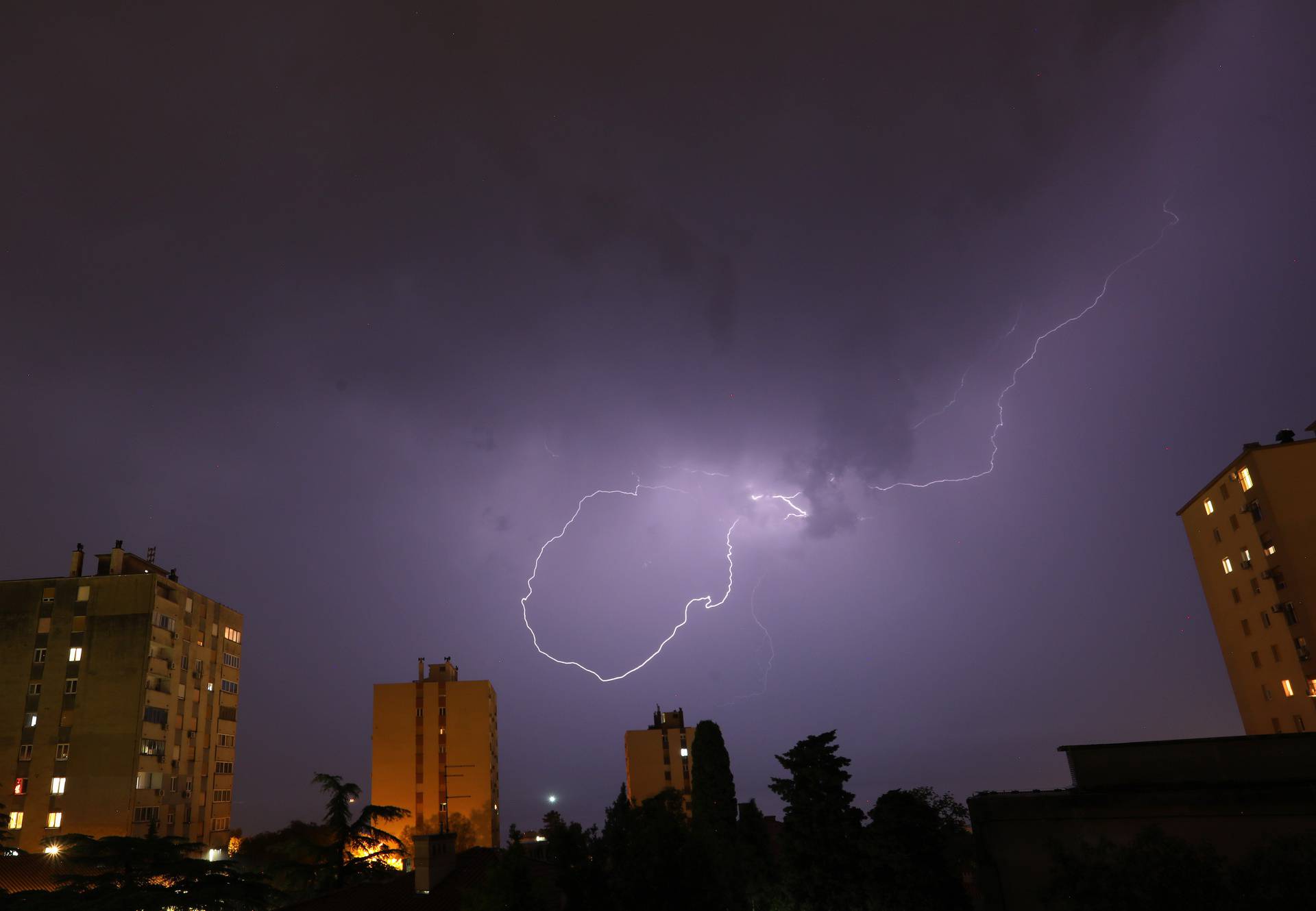 Rijeka: Munje na nebu iznad grada