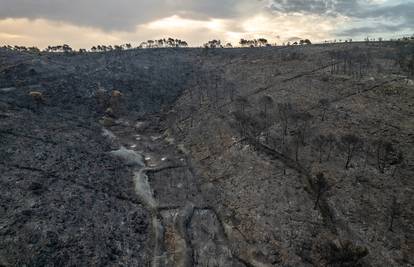 FOTO Otok Čiovo nakon požara, crnilo i pustoš: 'Ove snimke su upozorenje da se to ne ponovi'