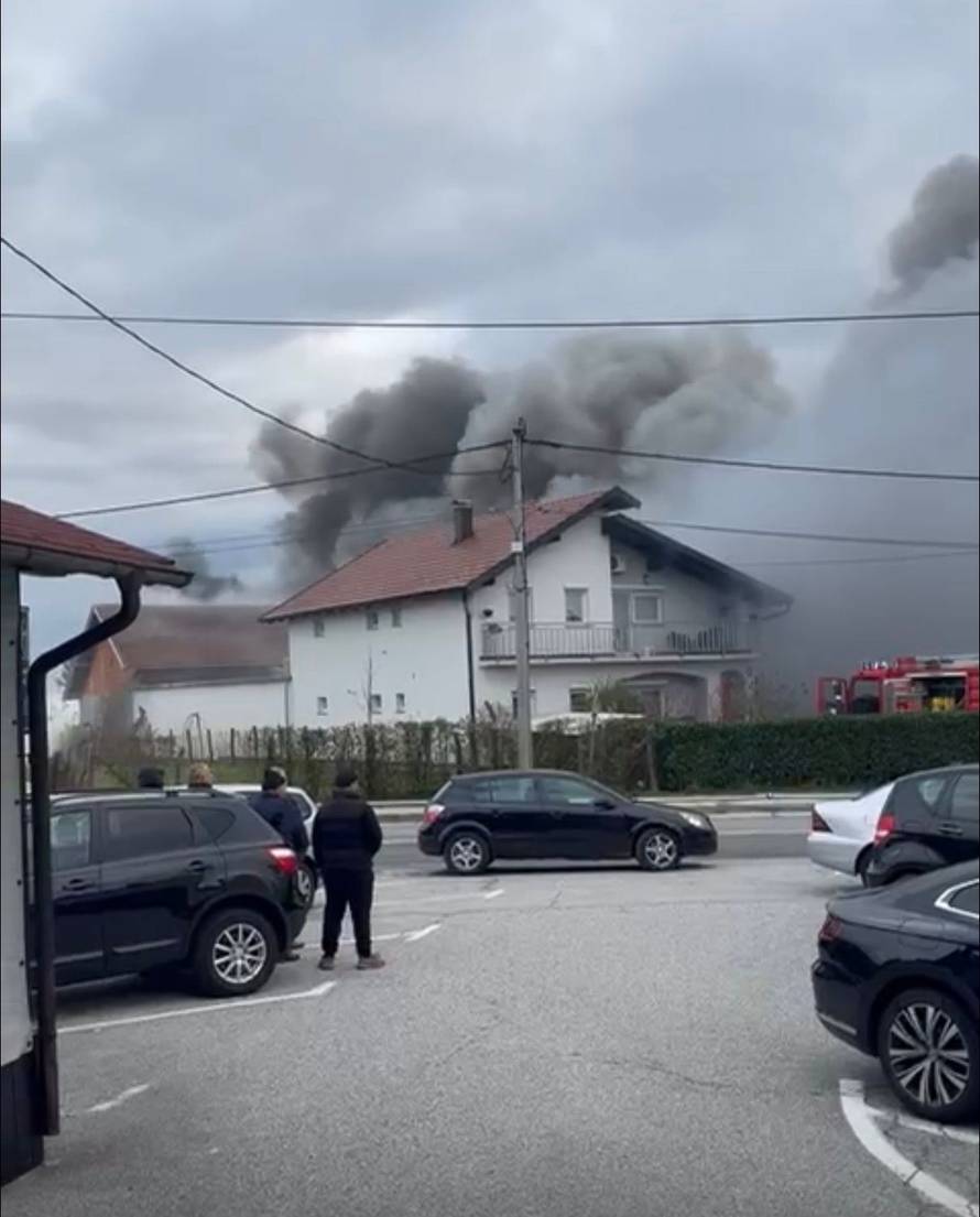 FOTO Strašne scene iz Sesveta: Požar u hali, diže se gusti dim
