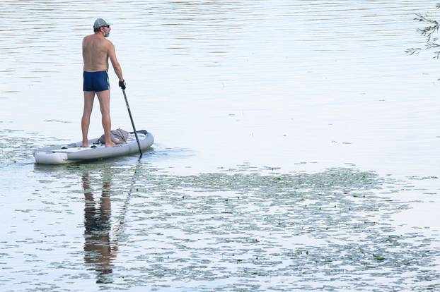 Zagreb: Građani uživaju u sunčanoj nedjelji na Jarunu