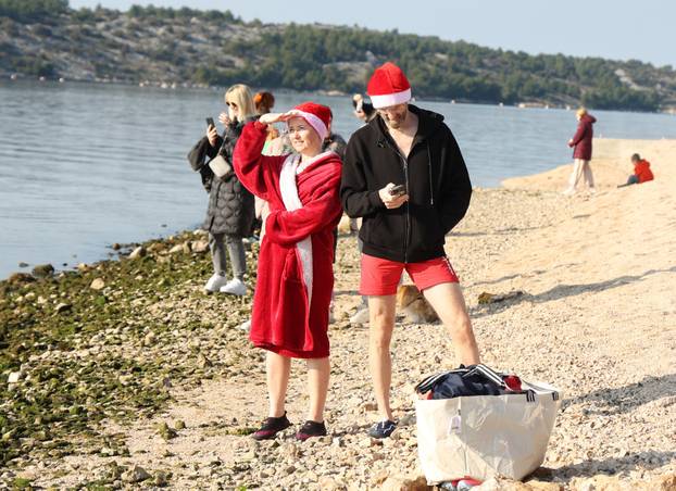 Šibenik: Tradicionalno novogodišnje kupanje na gradskoj plaži Banj