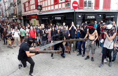 Policija suzavcem i vodenim topovima tjera prosvjednike