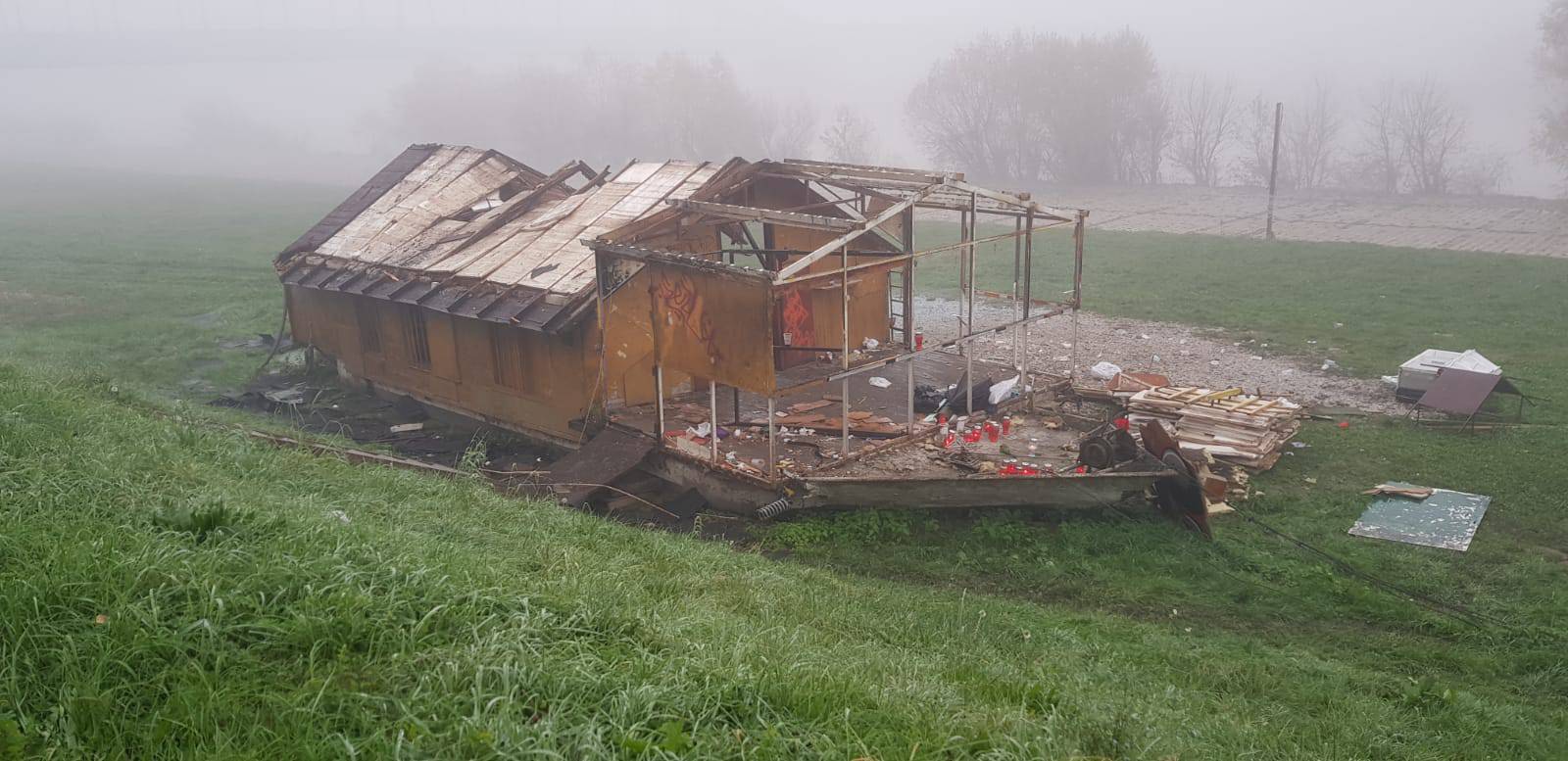 Partijaneri tuguju za Sidrom: Ispred kluba zapalili lampione