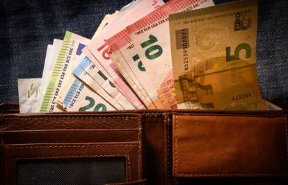 Žena (26) kod Đakova od lani dizala novac s kartice muškarca (74): Ukrala mu je 12.000 eura