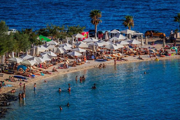Split: Pogled na plažu Kašjuni podno Marjana