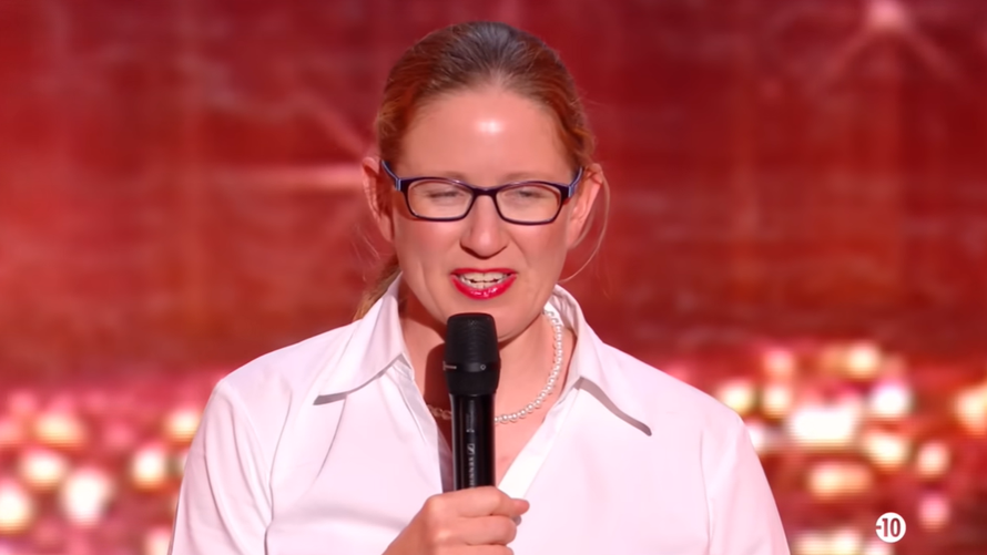 Beatrice bizarno svirala flautu, a dio je i cirkusa: Vrte kolutove, navlače na sebe balone, plešu...