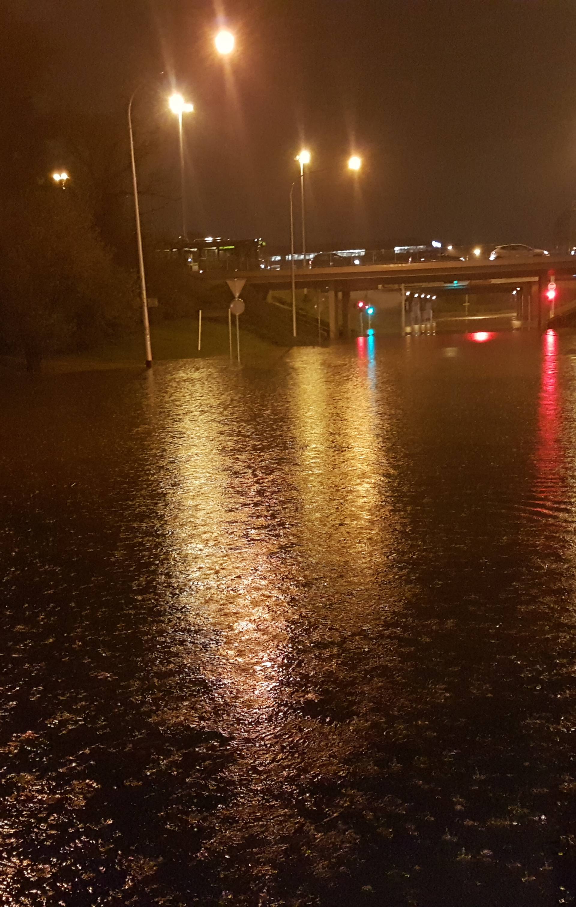 Poplave diljem Hrvatske: Kiša potopila i gradove u Dalmaciji