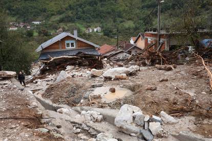 FOTO Razbijaju zidove, kopaju po blatu, dižu namještaj... Traže nestale u ruševinama, kiša lije