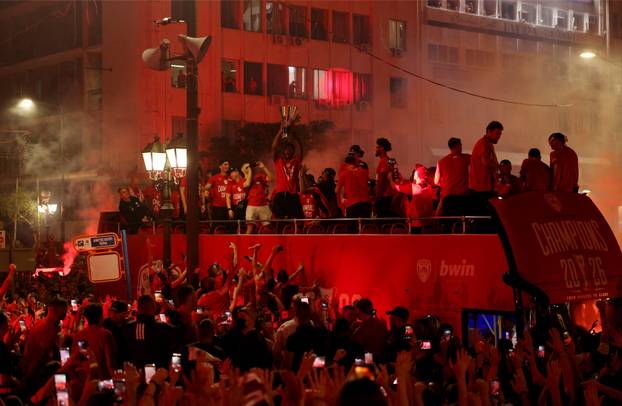 FOTO/VIDEO Pirej je gorio usred noći. Ovako je Olympiacos proslavio naslov prvaka Europe