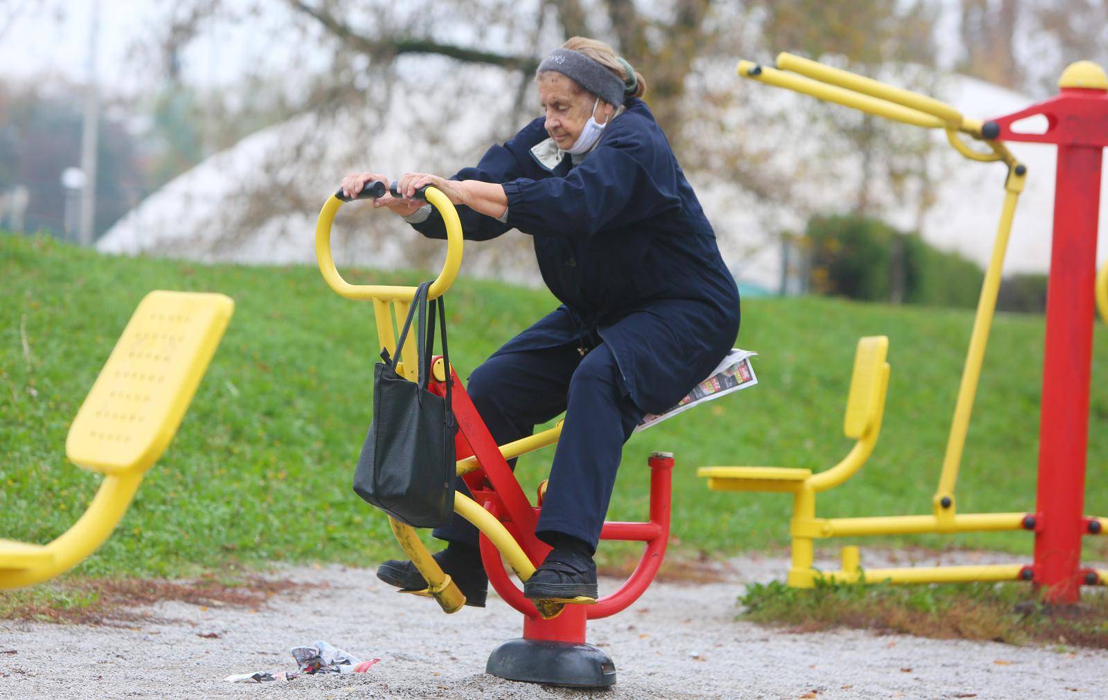 Karlovac: Umirovljenica dan započela vježbanjem na spravama na otvorenom