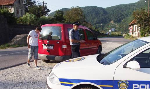 Muškarac (43) je nasrnuo na policajce komadom drva