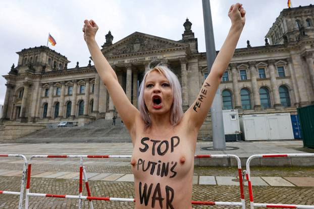 Femen protests during general election in Germany