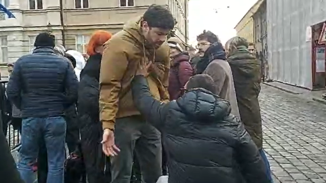 VIDEO Incident na Markovu trgu! Napao je prosvjednike i vikao: Pi*ke jedne Soroševe!