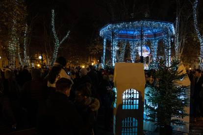 Paljenjem lampica na Zrinjevcu započeo Advent u Zagrebu