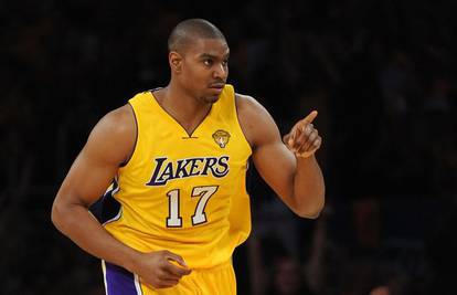 Lakersi bez Bryanta pobijedili Spurse, 30 skokova Bynuma!
