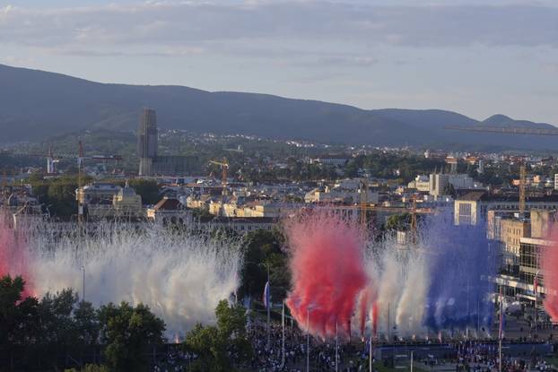 Zagreb: Vojni mimohod završio uz veličanstveni pirotehnički šou 