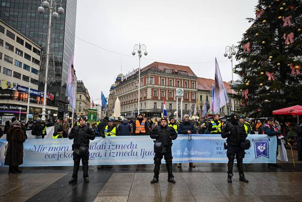Zagreb: Molitelji i prosvjednici na Trgu bana Jelačića