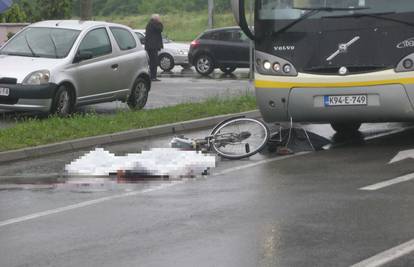 Autobus naletio na biciklista, poginuo na mjestu nesreće
