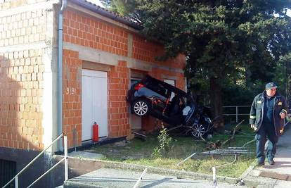 Vozač "parkirao" Swift na zid kuće kraj Crikvenice