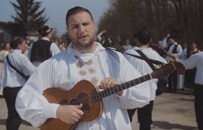 Bosutski bećari predstavljaju svoj novi spot 'Priča o Jeli'