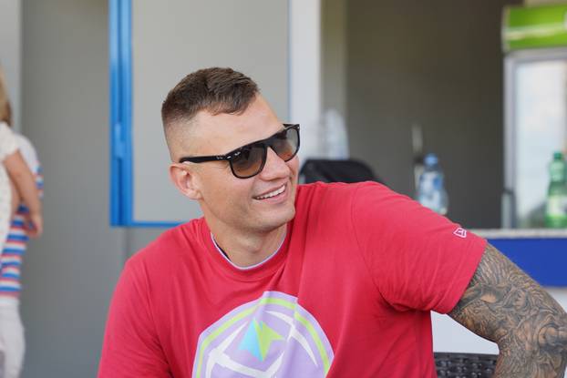 Sombor: Košarkaš Denver Nuggetsa Nikola Jokić stigao je na utrku konja