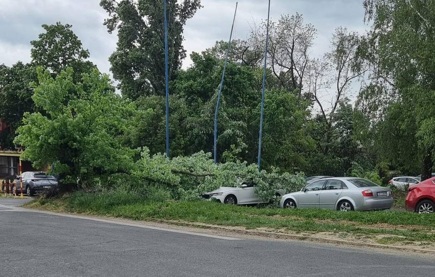 Pogledajte nevrijeme koje stiže u Hrvatsku: Moguće i jače oluje. U Zagrebu je drvo palo na auto
