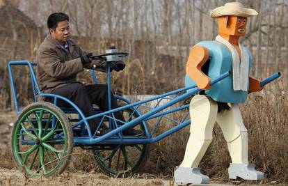Kineski farmer izradio robota i upregao ga u rikšu