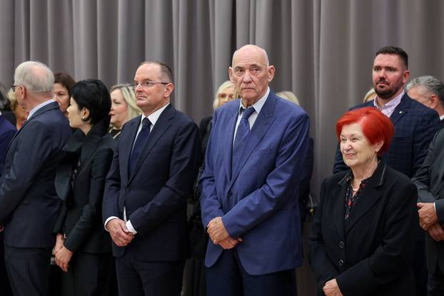 Zagreb: Zoran Milanović uručio odlikovanja i priznanja zaslužnim pojedincima i organizacijama iz područja kulture, znanosti, sporta i gospodarstva