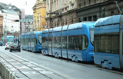 Kaos u centru Zagreba: Auto ostao u kvaru na tramvajskoj pruzi. Stvorio se veliki zastoj