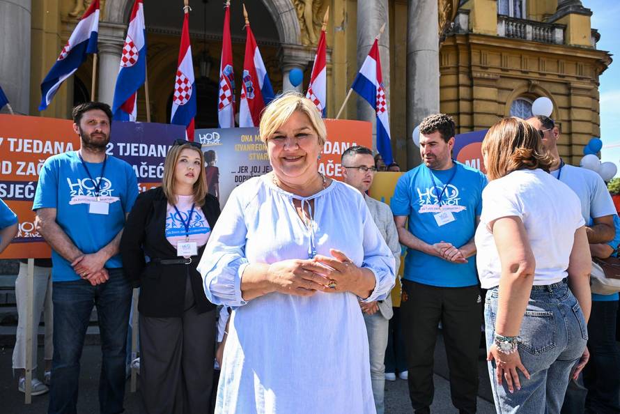 Zagreb: Okupljanje sudionika Hoda za život ispred HNK