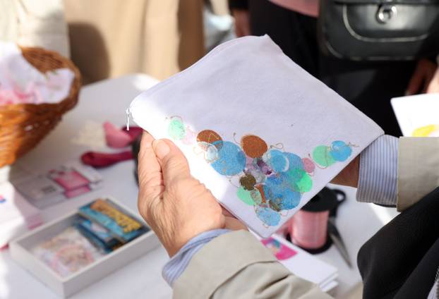 Šibenik: 25. Dan ružičaste vrpce obilježen ispred kazališta edukativnim materijalom i ružičastim vrpcama