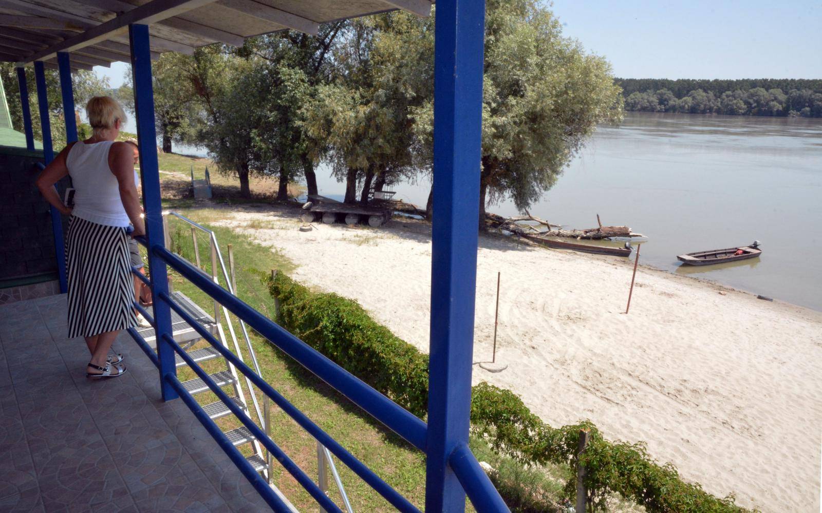Dalj -  Brod-vikendica usidrena na obali Dunava u Dalju.