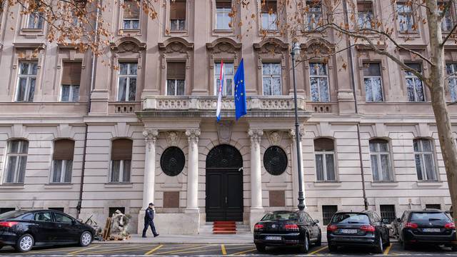 Zagreb: Statue i ukrasi uklonjeni s zgrade Ministarstva vanjskih poslova na Zrinjevcu