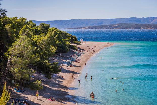 Olujna bura i jutro na plaži Zlatni rat
