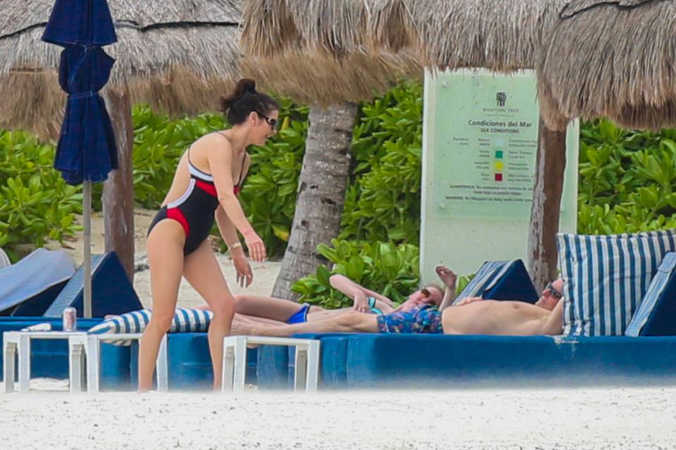 Catherine Zeta-Jones pokazala seksi liniju na plaži u Meksiku