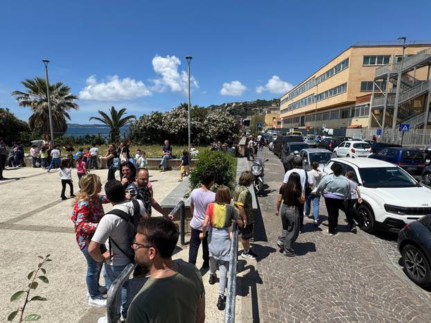 Italy: Strong Earthquake At Campi Flegrei, Magnitude 4,4  People On The Streets