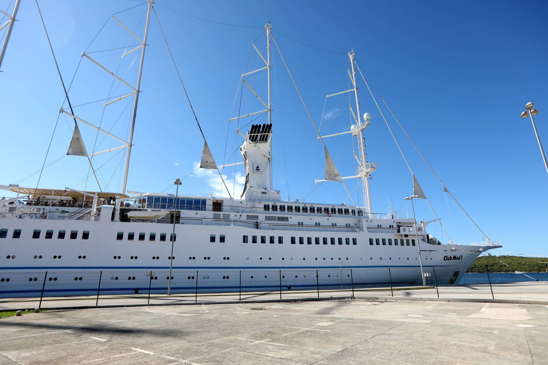 U Šibensku luku uplovio Club Med 2, najveći i najluksuzniji jedrenjak na svijetu