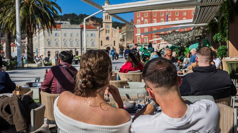 Mladi Hrvati najkasnije u EU-u napuštaju roditeljski dom: Evo gdje mladi prvo odsele iz doma