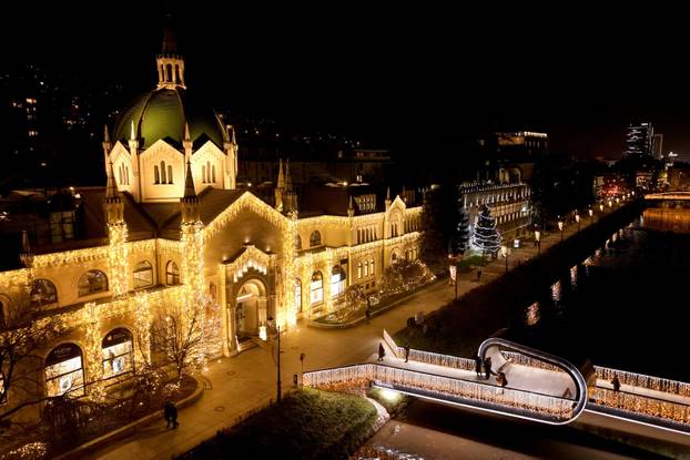 Pogled iz zraka na  novogodišnje ukrase u centru Sarajeva
