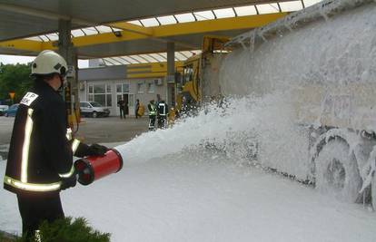 Osijek: Vatrogasci gasili goreću cisternu na pumpi