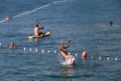 FOTO Vruće u Opatiji: Građani spas potražili na plaži Slatina