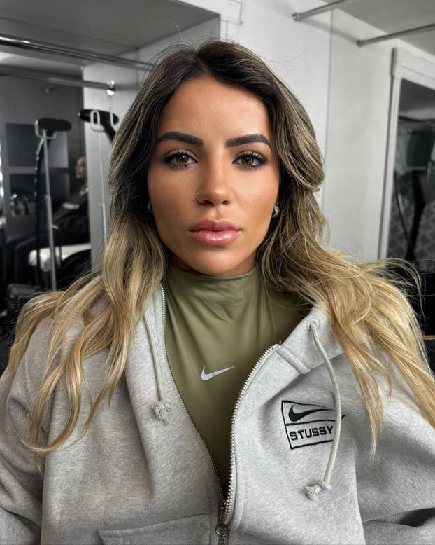 Fatalna Brazilka besplatno časti fanove intimnim fotografijama