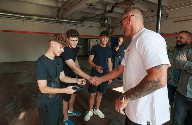 Stipe Miočić prvi se put u životu spustio niz šipku u vatrogasnoj postrojbi Zagreb