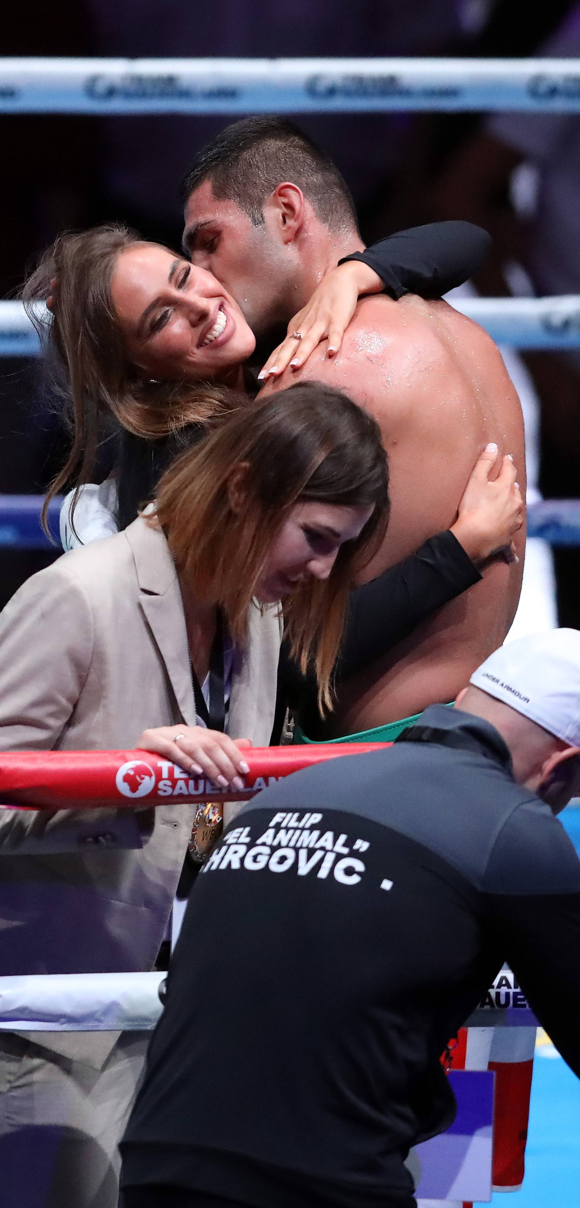 Pobjedničke puse: Hrgovićeva Marinela odmah utrčala u ring