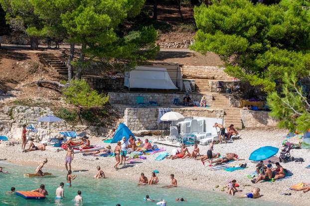 Pula: Morska struja u omiljeno kupalište donijela velike klobuke