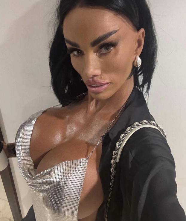 FOTO Sjećate se Katie Price? Evo je opet. Pokrenula 18+ projekt
