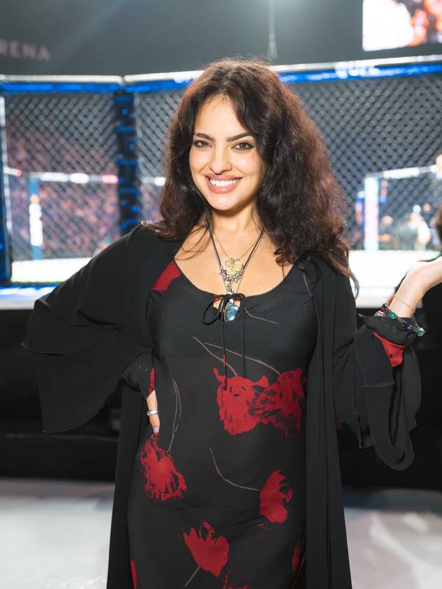 FOTO Atraktivna borkinja UFC-a i Playboyeva zečica snimile su kako se hrvaju. Fanovi u ekstazi