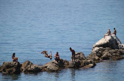 Spas od toplinskog vala: Plaže su jučer bile krcate kupačima!