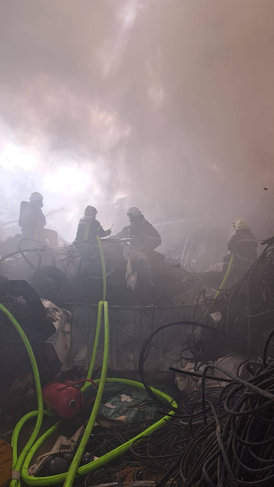 FOTO Lokalizirali veliki požar na odlagalištu kod Dugog Sela, a vatrogasci će dežurati cijelu noć